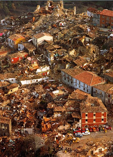 Teora, dopo il terremoto del 23 novembre 1980 (foto tratta da wikipedia: https://upload.wikimedia.org/wikipedia/it/9/9d/Teora_1980.jpg)