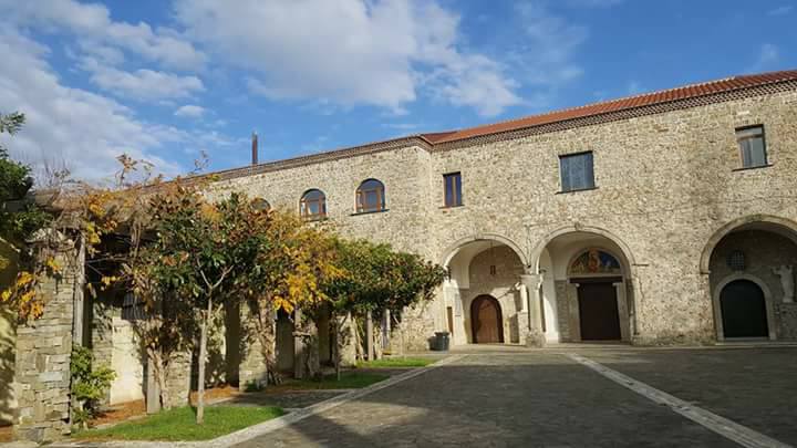 Convento di San Francesco, Lustra - ingresso
